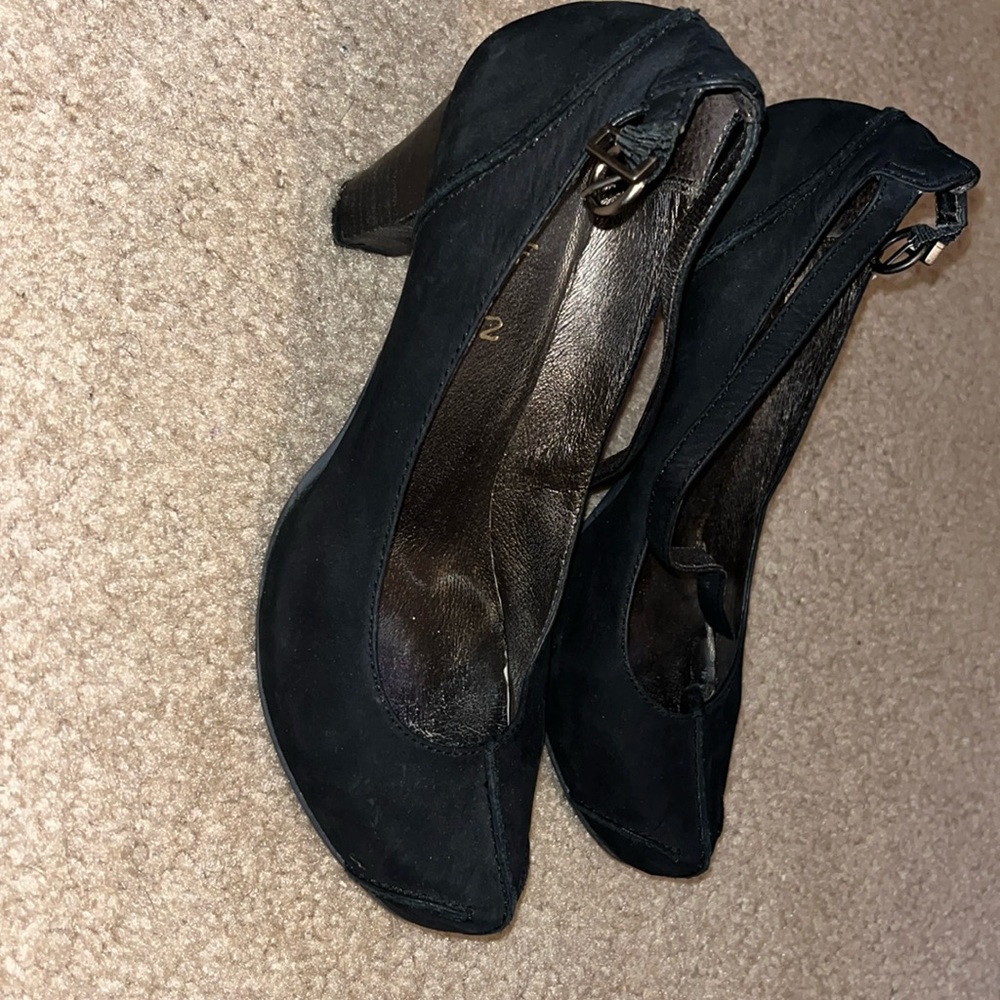Hey, due! I’m selling formal black buckled shoes. The size is 8 in women’s.